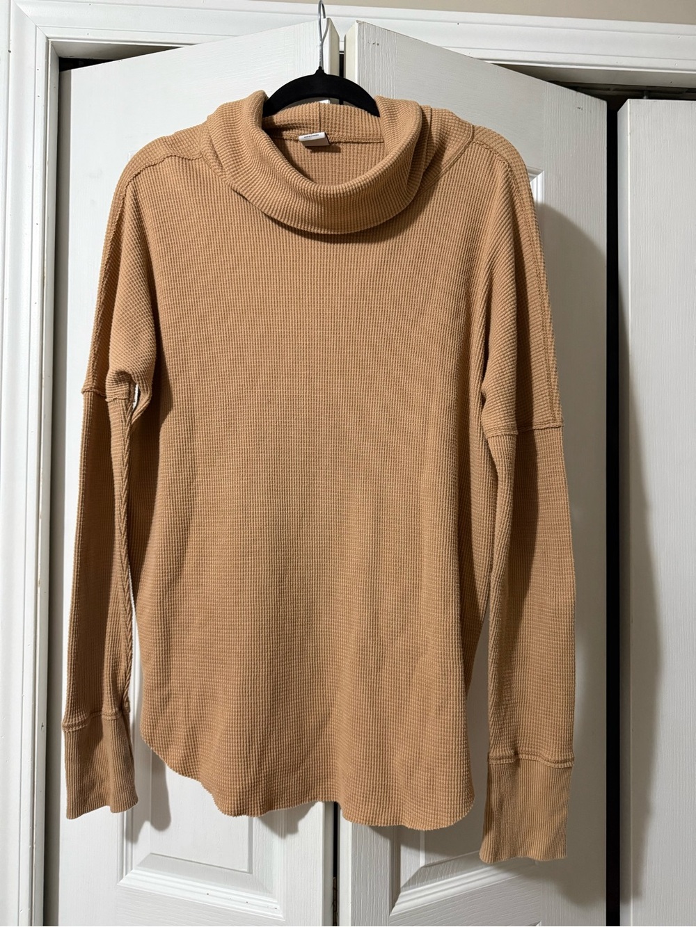 TNA Waffle Knit Turtleneck Long Sleeve Top in Camel - L